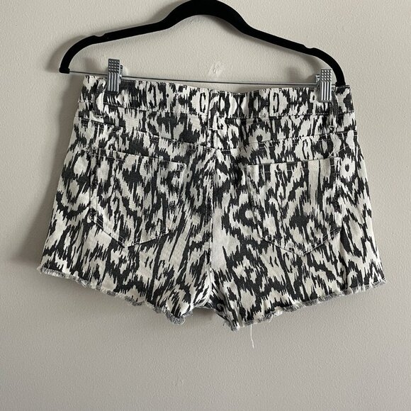Dollhouse Women 12 Black White Aztec Printed Denim High Rise Cutoff Jean Shorts - Picture 5 of 9